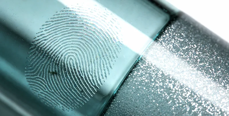 呼吸道症状患者正在向医生描述病