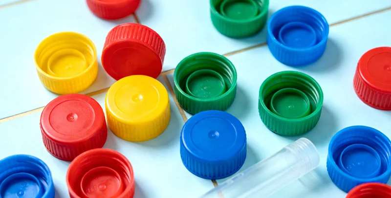 医生与患者家属正在友好沟通，墙