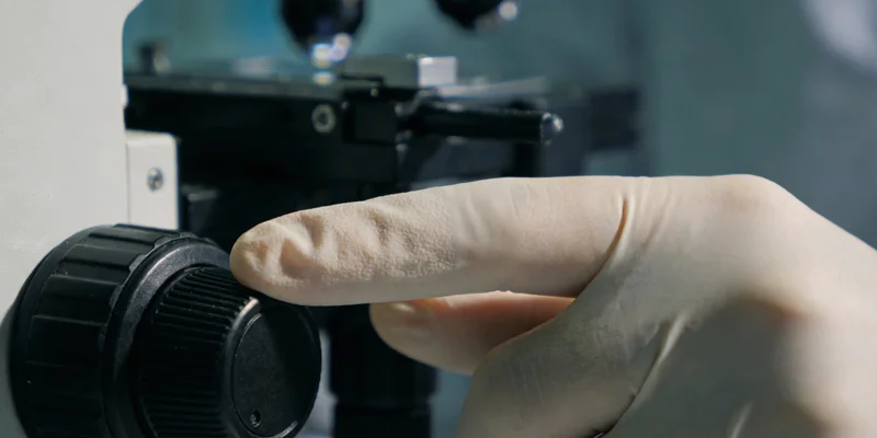 医生正在分析脑部核磁共振影像