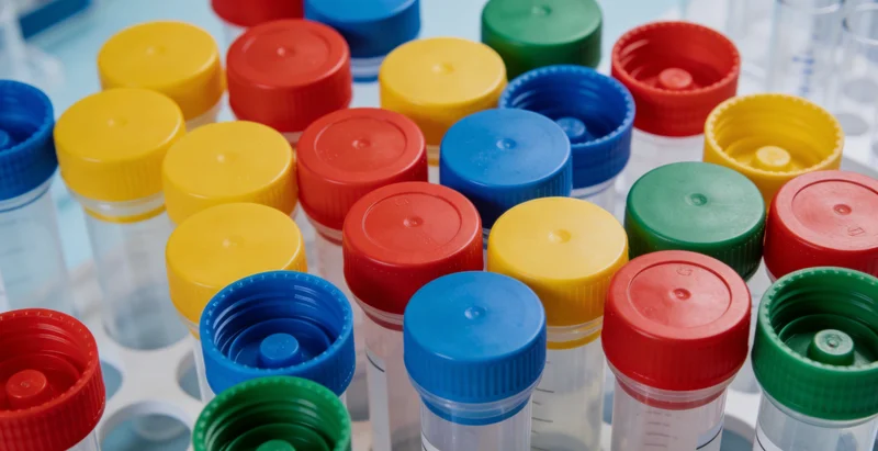 女性在医疗机构向医生咨询健康问题