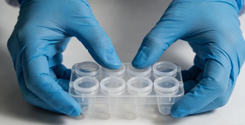 专业人士正在向市民解读基因检测报告