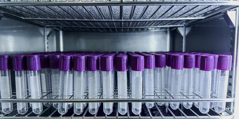 医生与患者家属进行检测报告解读