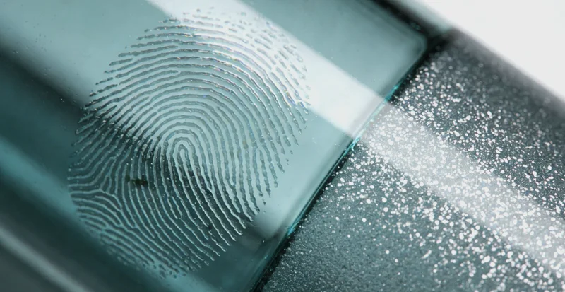 一对夫妇在咨询室内与医生认真交