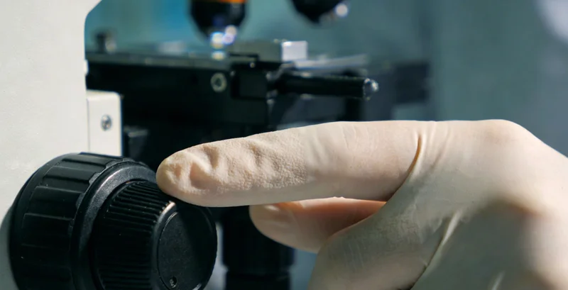 在温馨的室内环境中，医学顾问正