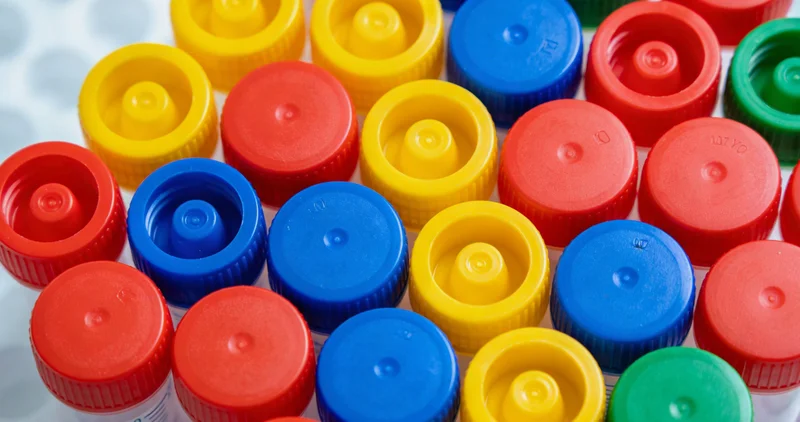 专业基因检测实验室内部的工作场景