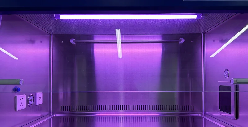 医生正在与康复中的患者沟通，背