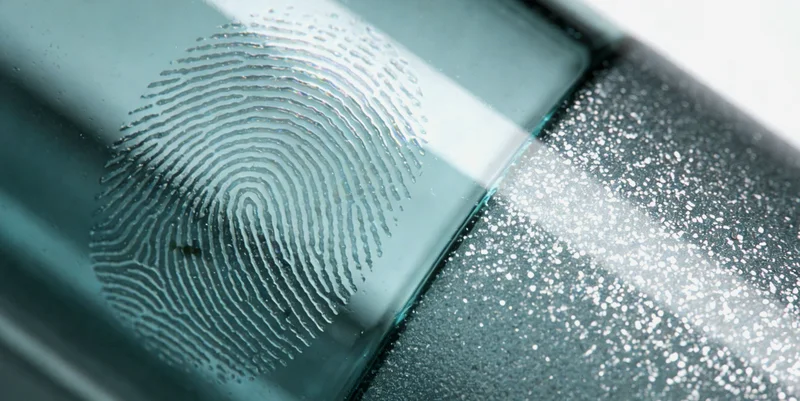 象征隐私保护的加密文件和锁的意