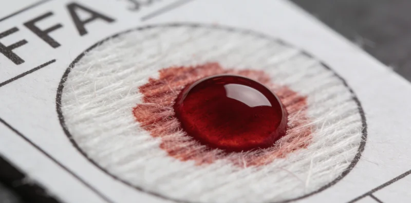 医护人员将生物样本管放入专用冷