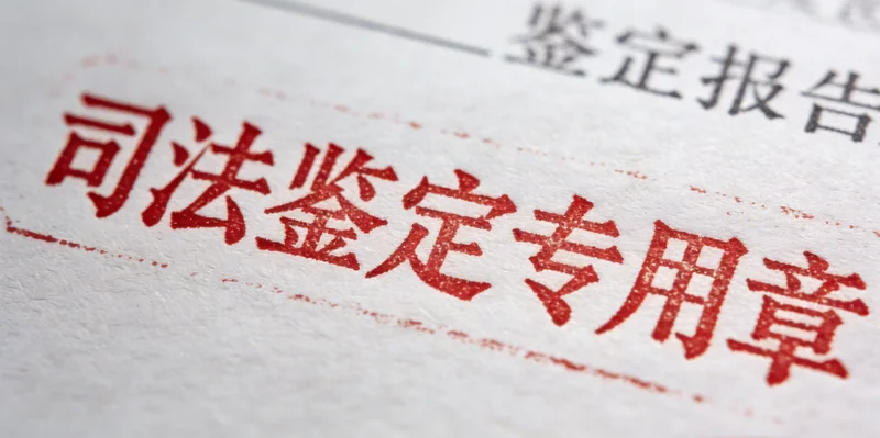 一位家长在诊室外焦急地抱着发烧