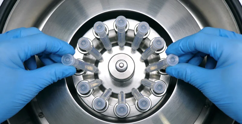 林芝背景下,男性与医生进行健康咨询示意