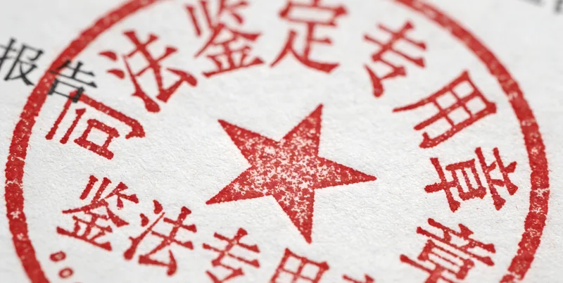 医生为患者解读基因检测报告并提