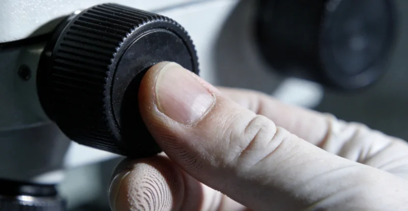 医生正在与患者家属沟通基因检测报告内容