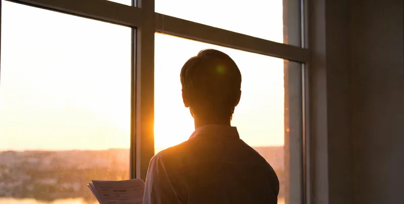 一位中年男性在诊室内认真查看医