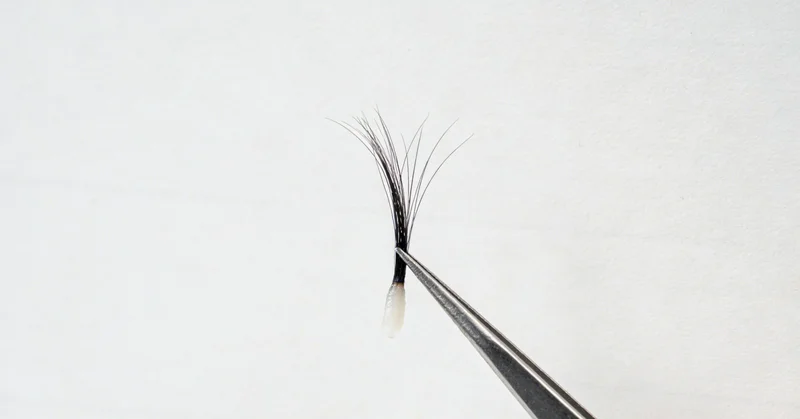 一位家长抱着咳嗽的孩子在医院候