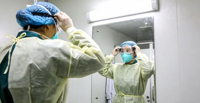 医生在诊室内向患者讲解肺部CT