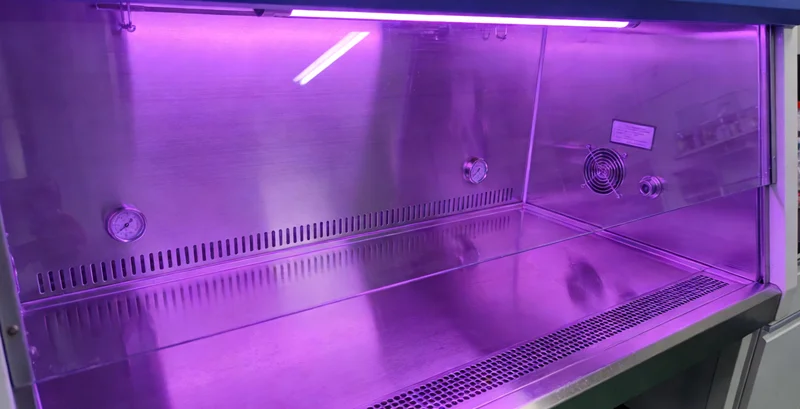 珠海医生在病房讨论危重感染患者