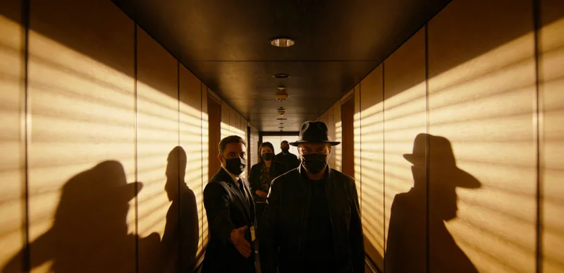 兰州城市景观，有人佩戴口罩出行