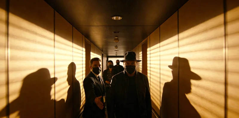 哈密市民在医院诊室内与医生进行健康咨询