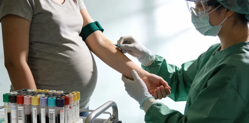 贵港医院儿科候诊区忙碌场景