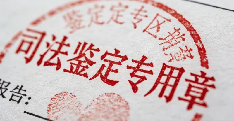 白银市民在医院咨询健康检测的场景