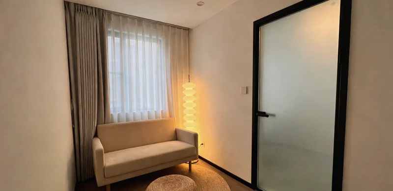 中年男性在家庭场景中查看健康报