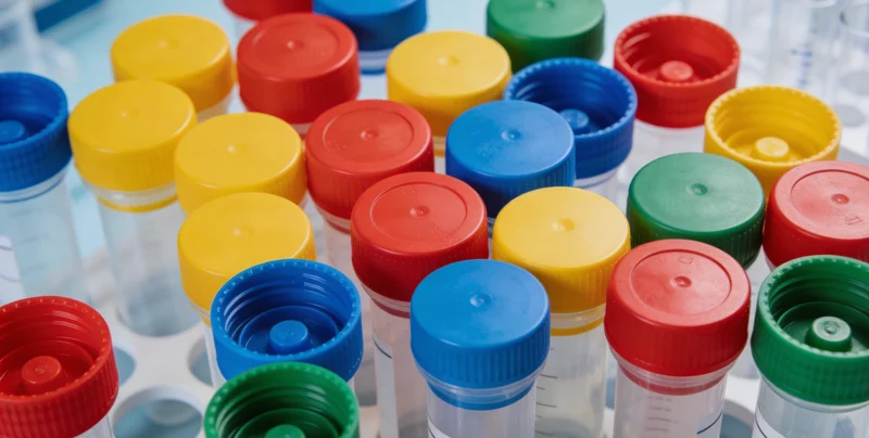 专业人士在电脑前分析基因检测报告并进行解读