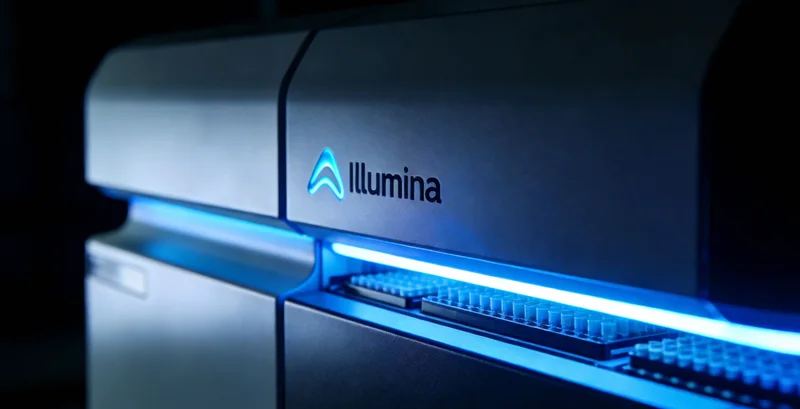 兴安盟医院儿科候诊区,家长带着