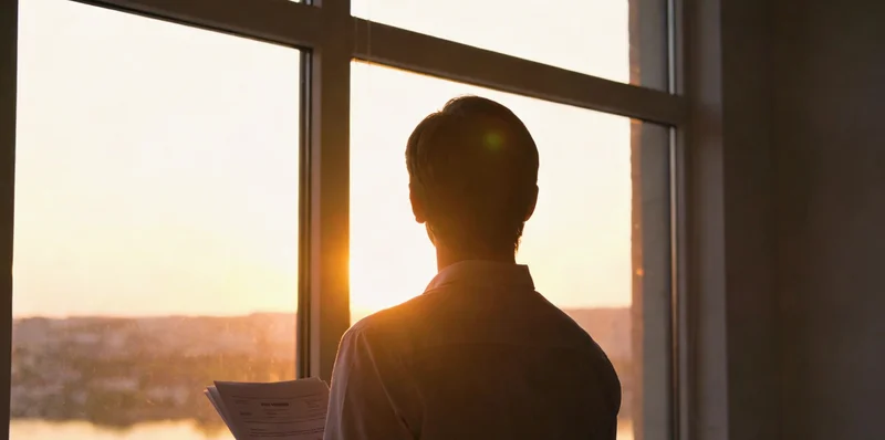 一位男性在私密环境中用手机查看