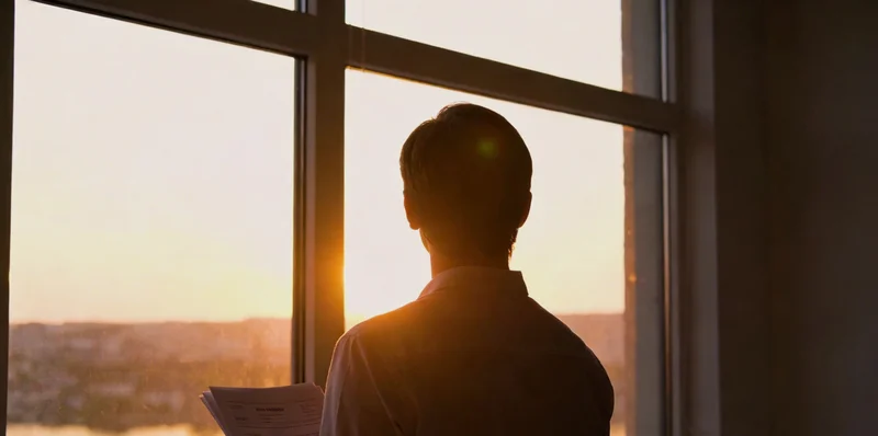 一家人在明亮、洁净的客厅中温馨