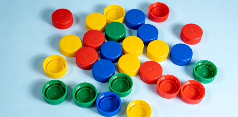 实验室内,技术人员正在操作先进