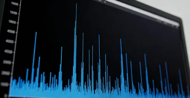 医生向患者解释关节液检测流程