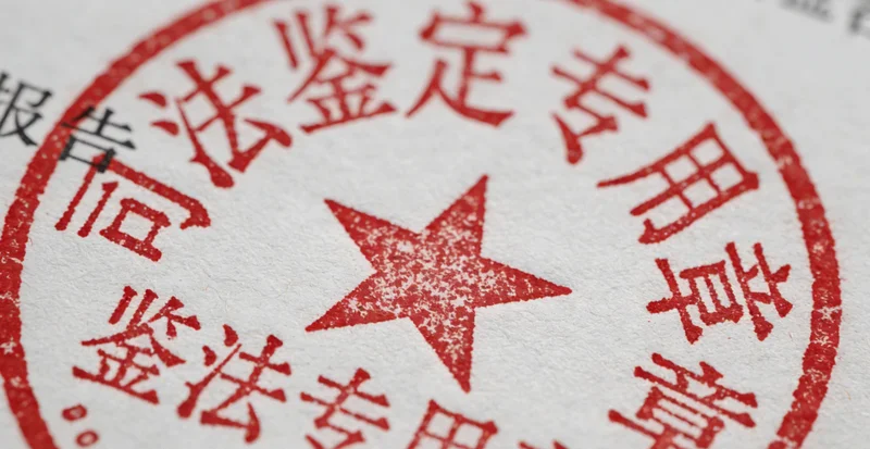 医生与患者讨论检测方案的场景