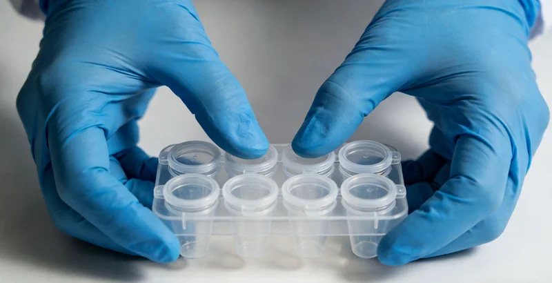 在专业的PCR实验室内，身着防