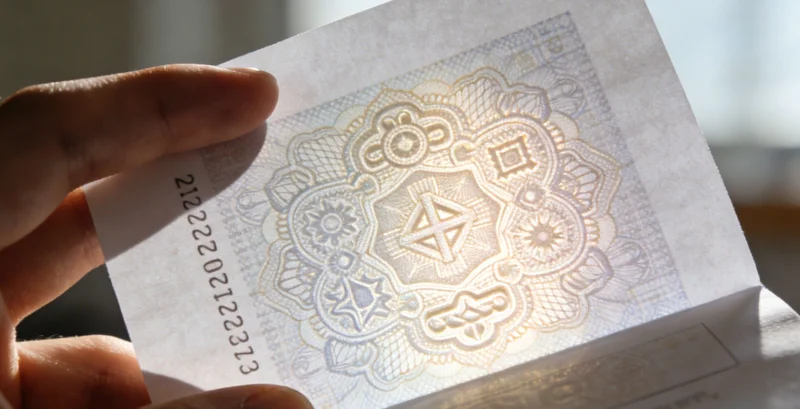 一位医生正在分析患者的CT影像