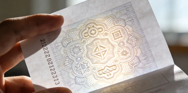 淮北市民在查看甲状腺体检报告,面露担忧