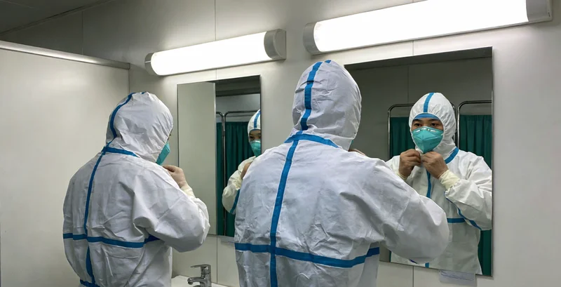 一位中年男性司机在车内露出轻松