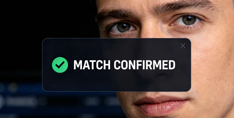 一名林业工作者在树林中工作的场