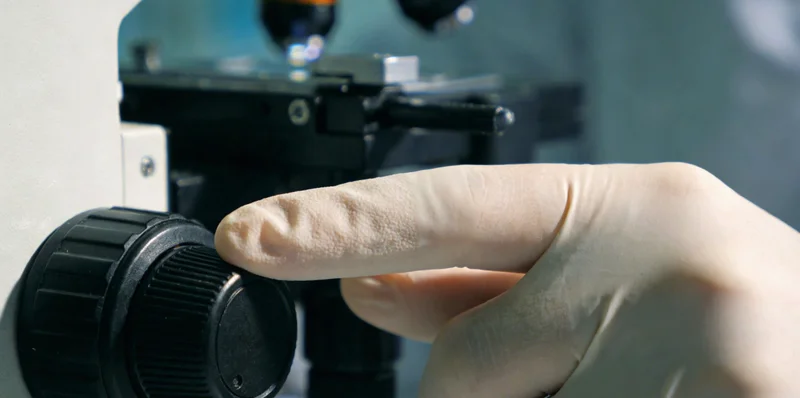 生物信息分析师在电脑前分析mN