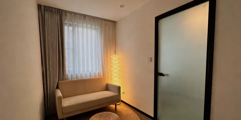 温馨的家庭健康关怀场景,突出预