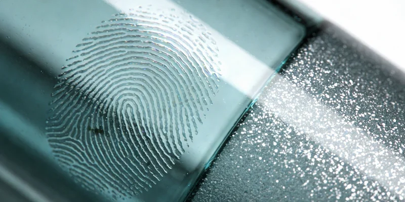 女性进行健康咨询与定期检查的场