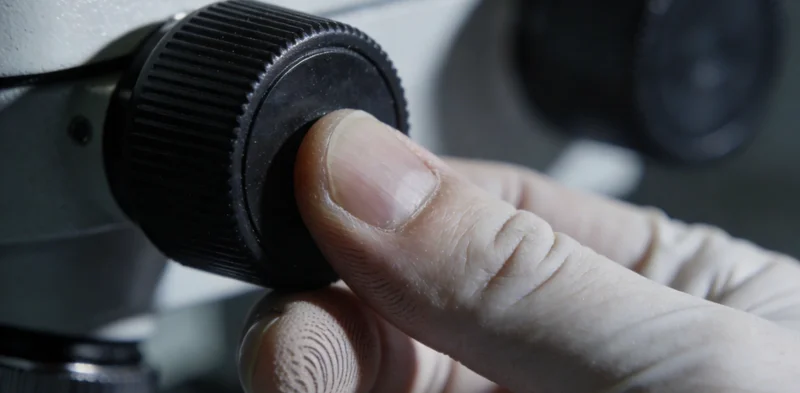 医生在电脑前分析详细的基因检测