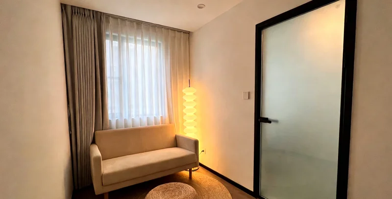 意境图:一位康复的患者走出医院