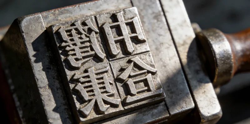 医生正在为患者解读基因检测报告