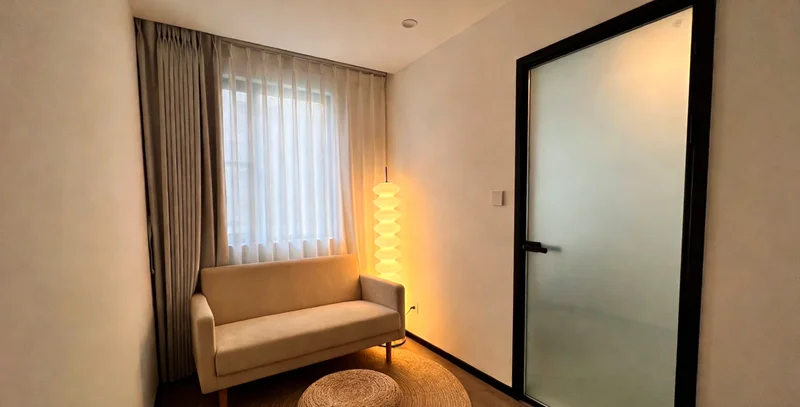 池州男性正在向医生进行健康咨询