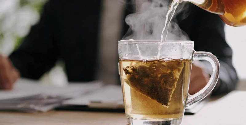 遗传咨询师正在为客户详细解读基因检测报告