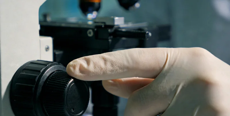 医生在病房内查看患者化验报告，