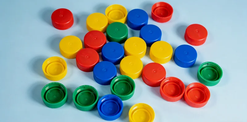 实验室技术人员正在操作精密的高