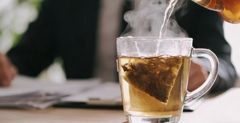 专业人士在电脑前解读基因检测报告的示意图片