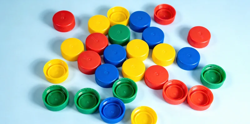 专业技术人员在洁净的基因测序实验室中操作精密仪器