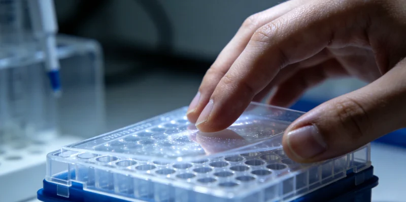 一位临沧女性在医疗机构向医生咨